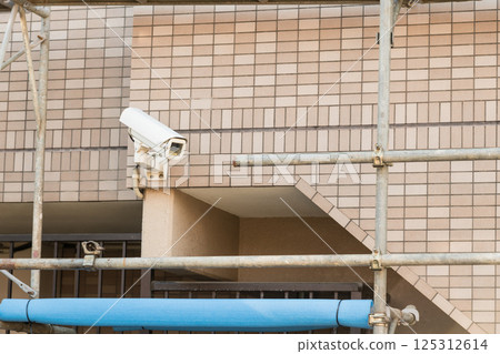 [大型公寓大樓修繕工程：鷹架與安全攝影機] 125312614