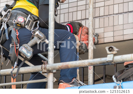 【大型公寓維修工程-工人演練搭建鷹架】 125312615