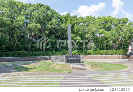 長崎縣長崎市長崎市長崎原子彈爆炸中心公園內的長崎原子彈爆炸中心紀念碑 125312633