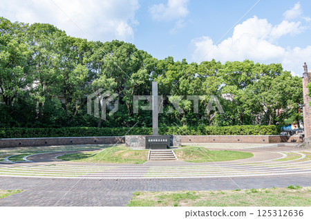 長崎縣長崎市長崎市長崎原子彈爆炸中心公園內的長崎原子彈爆炸中心紀念碑 125312636
