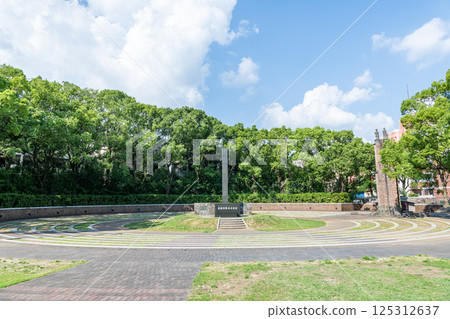 長崎縣長崎市長崎市長崎原子彈爆炸中心公園內的長崎原子彈爆炸中心紀念碑 125312637
