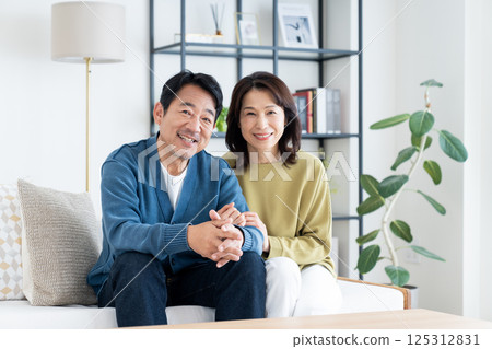 一對中年夫婦在客廳裡放鬆 125312831