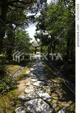 有樂園(愛知縣犬山市)從關水門通往書院的石板路 有樂園(愛知縣犬山市)從關水門通往書院的石板路 125312928