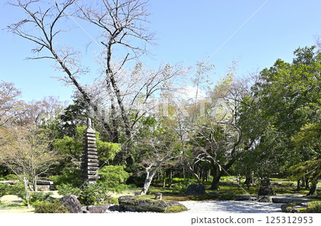 The "Thirteen-story pagoda formerly owned by Kanshinji Temple" located within Yurakuen (Inuyama City, Aichi Prefecture) 125312953