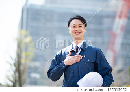 承包商站在大型建築工地前 承包商站在大型建築工地前 125313052