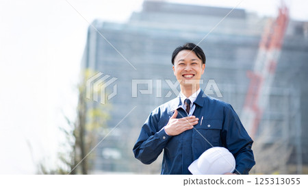 承包商站在大型建築工地前 承包商站在大型建築工地前 125313055