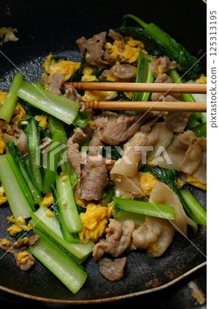 中式炒雞蛋配豬肉和日本芥末菠菜 125313195