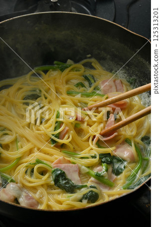 Spinach and bacon cream pasta 125313201