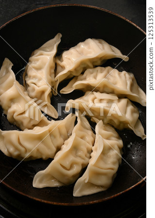 Pan-fried gyoza 125313539