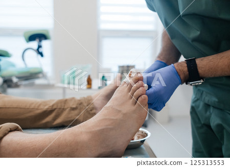 Resection of the nail plate, removal of ingrown nail. Dressing after surgery on the toe. Surgical treatment of onychocryptosis, paronychia and purulent disease Resection of the nail plate, removal of ingrown nail. Dressing after surgery on the toe. Surgical treatment of onychocryptosis, paronychia and purulent disease 125313553