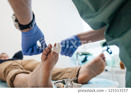Resection of the nail plate, removal of ingrown nail. Dressing after surgery on the toe. Surgical treatment of onychocryptosis, paronychia and purulent disease Resection of the nail plate, removal of ingrown nail. Dressing after surgery on the toe. Surgical treatment of onychocryptosis, paronychia and purulent disease 125313557