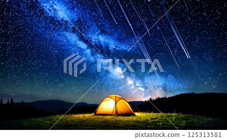 流星和流星雨的星空下的露營帳篷 3DCG 插圖 125313581