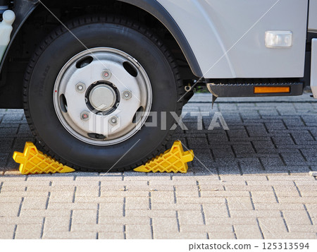 一輛停著汽車的卡車的輪胎 125313594