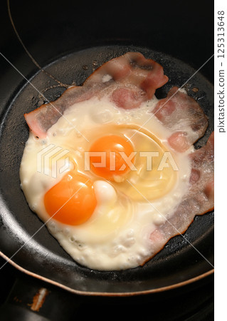 Fried egg kitchen fry pan Fried egg kitchen fry pan 125313648