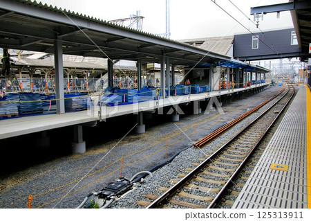The old platform 1 will be transformed into an elevated track... Temporary outbound platform "Kasukabe Station" new platforms 3 and 4 125313911