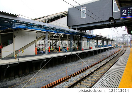 The old platform 1 will be transformed into an elevated track... Temporary outbound platform "Kasukabe Station" new platforms 3 and 4 125313914