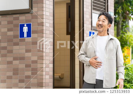從公共衛生間出來的中年男子的生活形象 125313933