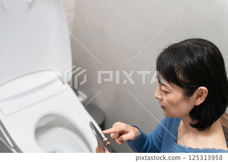 一位患有廁所問題的中年婦女的生活方式形象 125313958
