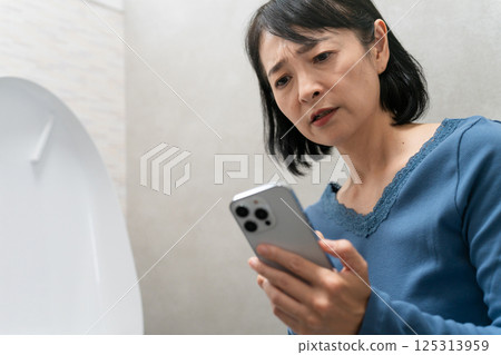 一位患有廁所問題的中年婦女的生活方式形象 125313959