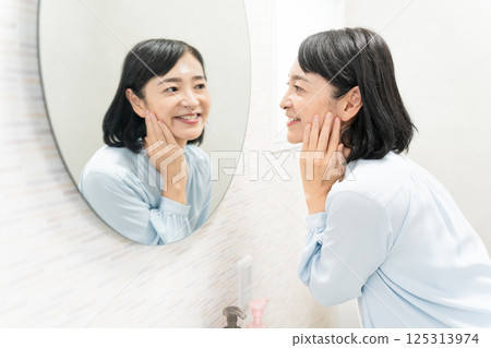 Beauty image of a middle-aged woman who takes care of her skin Beauty image of a middle-aged woman who takes care of her skin 125313974
