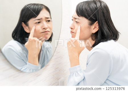 保養肌膚的中年婦女美容形象 保養肌膚的中年婦女美容形象 125313976