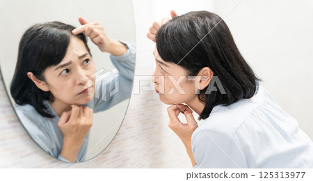 中年婦女照顧頭髮的美容形象 中年婦女照顧頭髮的美容形象 125313977