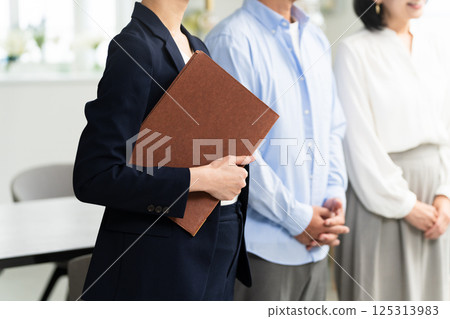 Middle-aged couple and insurance salesman business image Middle-aged couple and insurance salesman business image 125313983