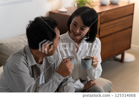 一對中年夫婦用杯子喝酒的生活方式形象 125314008