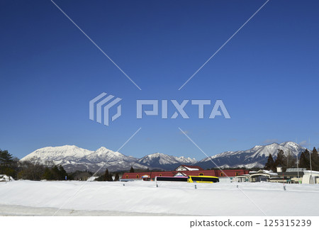 The silvery snow scenery of Mt. Daisen and Mt. Hiruzen 125315239