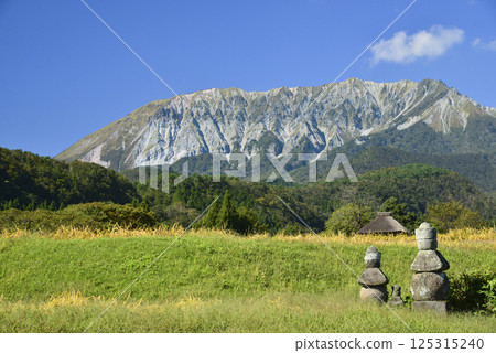 五鬼的茅草屋頂與成熟的稻米和大山的景色 五鬼的茅草屋頂與成熟的稻米和大山的景色 125315240