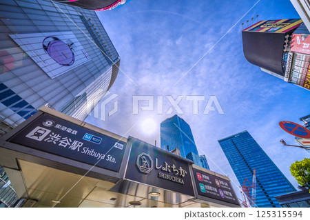 日本東京城市景觀：夏日般的炎熱......澀谷站出入口A6a和Haro等的景色=4月21日 125315594