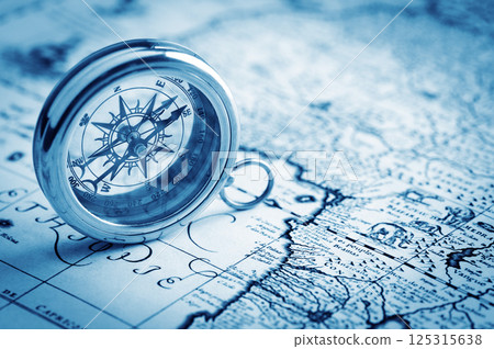 Antique compass 125315638