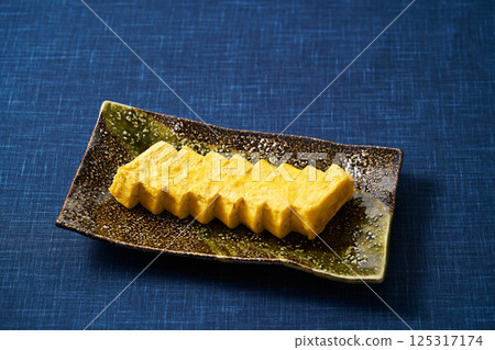 Sliced omelet 125317174
