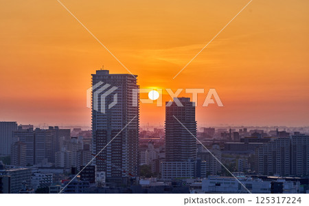 The sun rising over Tokyo | The city awakens and a new day begins The sun rising over Tokyo | The city awakens and a new day begins 125317224