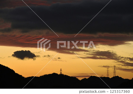 The sky and steel tower dyed in the sunset 125317360