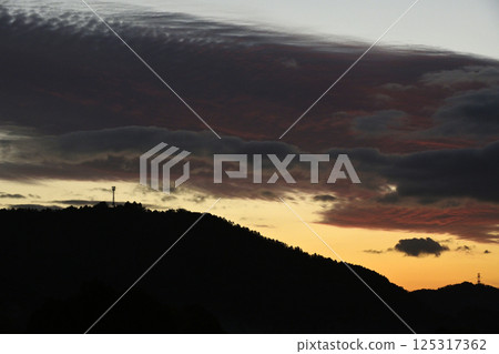 日落天空、鋼塔和無線電塔 日落天空、鋼塔和無線電塔 125317362