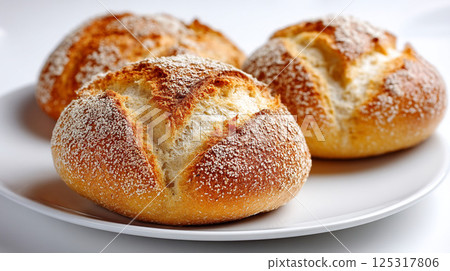 白盤子裡看起來很美味的硬麵包 125317806