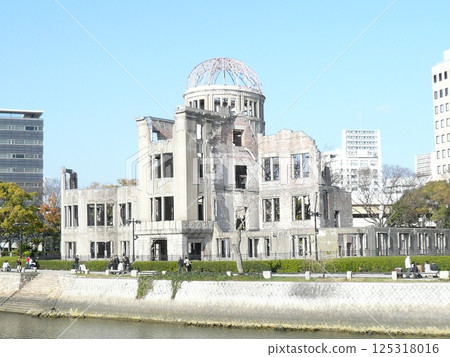 原爆圓頂屋，位於廣島縣廣島市，是一座傳達原子彈爆炸的恐怖的原子彈建築，也被稱為廣島和平紀念館。 125318016