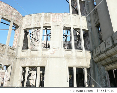 原爆圓頂屋,位於廣島縣廣島市,是一座傳達原子彈爆炸的恐怖的原子彈建築,也被稱為廣島和平紀念館。 原爆圓頂屋,位於廣島縣廣島市,是一座傳達原子彈爆炸的恐怖的原子彈建築,也被稱為廣島和平紀念館。 125318040