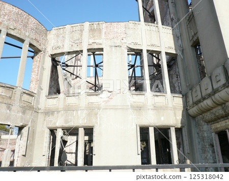 原爆圓頂屋,位於廣島縣廣島市,是一座傳達原子彈爆炸的恐怖的原子彈建築,也被稱為廣島和平紀念館。 原爆圓頂屋,位於廣島縣廣島市,是一座傳達原子彈爆炸的恐怖的原子彈建築,也被稱為廣島和平紀念館。 125318042