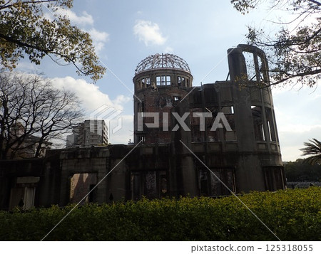 原爆圓頂屋,位於廣島縣廣島市,是一座傳達原子彈爆炸的恐怖的原子彈建築,也被稱為廣島和平紀念館。 原爆圓頂屋,位於廣島縣廣島市,是一座傳達原子彈爆炸的恐怖的原子彈建築,也被稱為廣島和平紀念館。 125318055