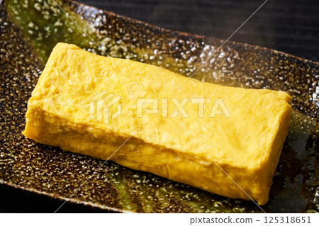 Freshly baked egg roll 125318651