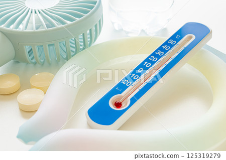 白色背景的防中暑用品 125319279