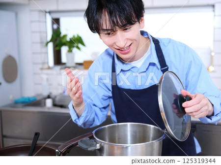 Men's kitchen cooking image Men's kitchen cooking image 125319344