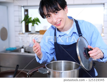 Men's kitchen cooking image 125319345