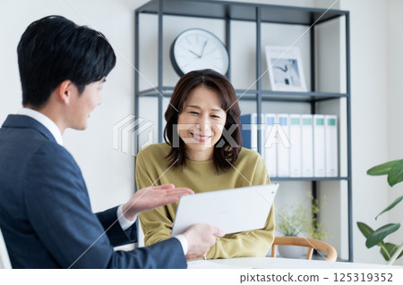 諮詢規劃師的中年婦女 諮詢規劃師的中年婦女 125319352