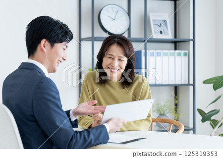 諮詢規劃師的中年婦女 諮詢規劃師的中年婦女 125319353