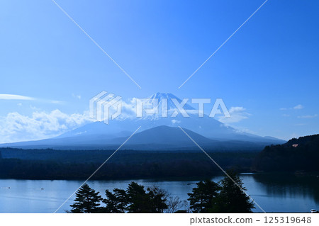 Early morning view of Mount Fuji from Lake Shojiko in Yamanashi Prefecture 125319648