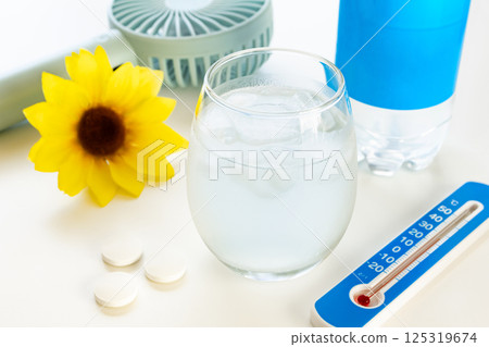 預防中暑的飲料：運動飲料和口服補液鹽的圖片 125319674