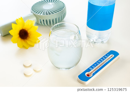 Drinks to prevent heat stroke: Images of sports drinks and oral rehydration solutions 125319675